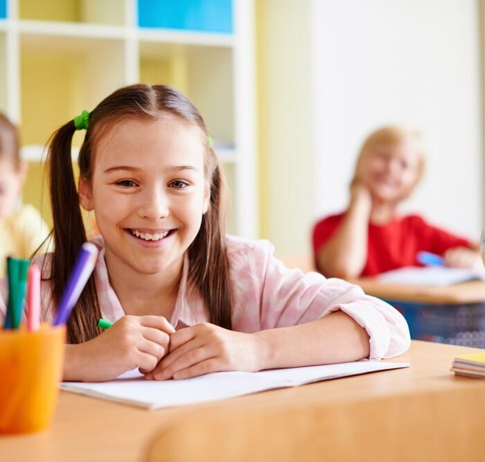 fille à l'école - Mon Opticienne Manduel test de vision Manduel-DMLA Nimes-verres Essilor Nimes-opticien de proximite-opticien Nimes-lunettes pour enfants Nimes-lunettes de vue Nimes-optometrie Gard-lentilles de contact Nimes-lunettes pour bebes Gard-opticien pour enfants Gard