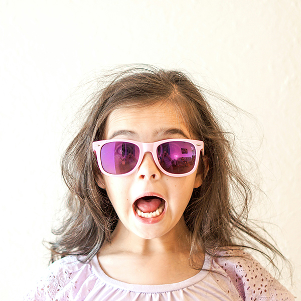 Enfant avec lunettes de soleil verres freination myopie Nimes-verres Essilor Nimes-opticien de proximite-opticien Nimes-lunettes pour enfants Nimes-lunettes de vue Nimes-optometrie Gard-lentilles de contact Nimes-lunettes pour bebes Gard-opticien pour enfants Gard