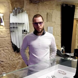 DMLA Nimes-verres Essilor Nimes-opticien de proximite-opticien Nimes-lunettes pour enfants Nimes-lunettes de vue Nimes-optometrie Gard-lentilles de contact Nimes-lunettes pour bebes Gard-opticien pour enfants Gard